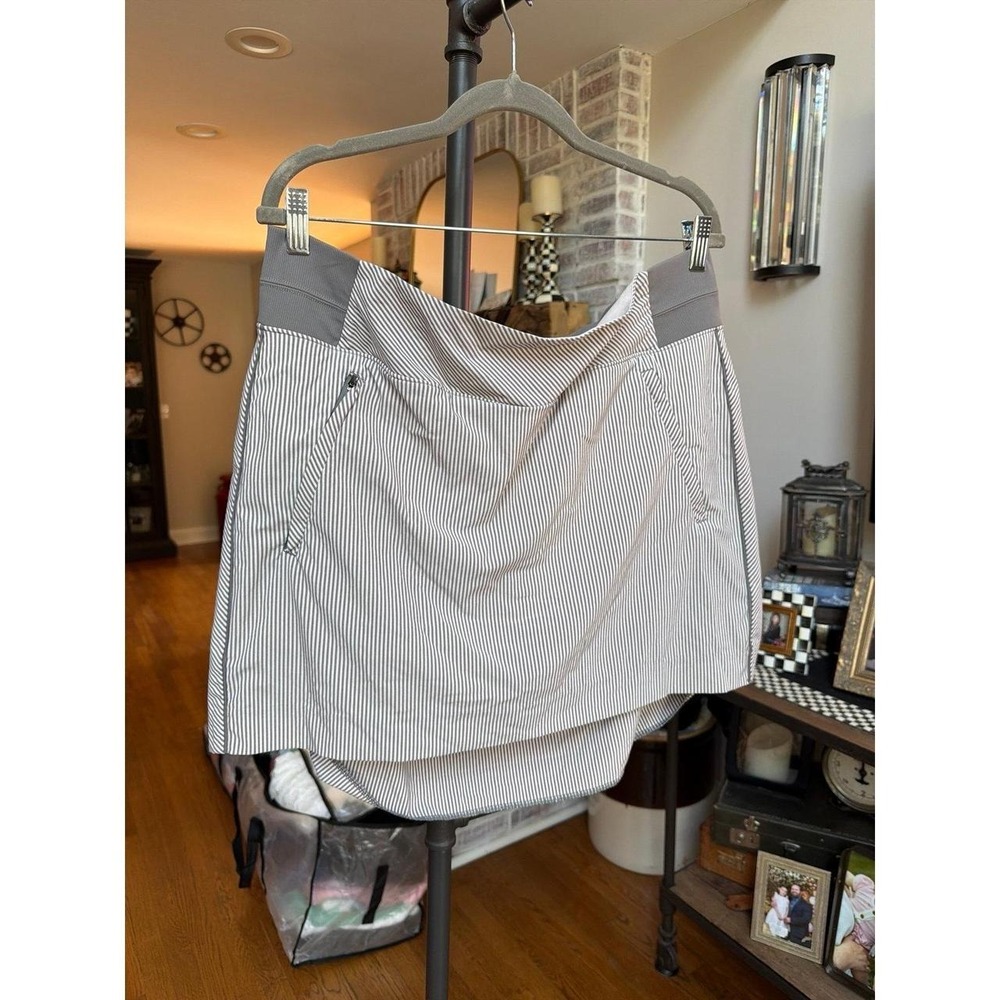 Athleta Brooklyn skort in a city stripe gray and white pattern 18